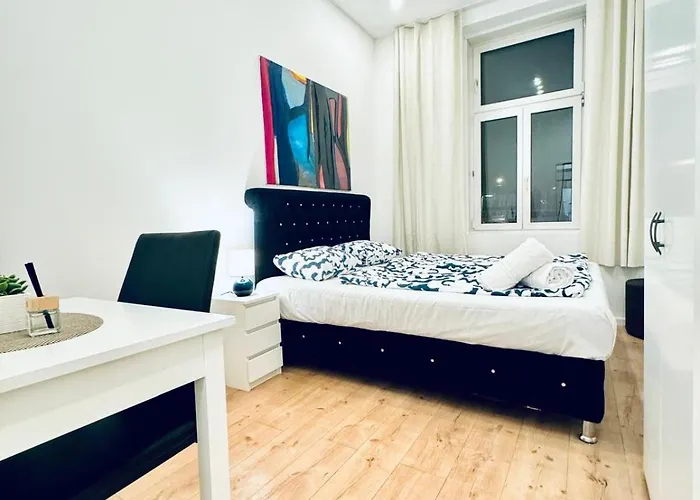 Private In Elegant 5-bedroom Near Kaufpark Alterlaa דירה *