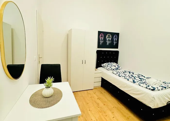 Private In Elegant 5-bedroom Near Kaufpark Alterlaa דירה *