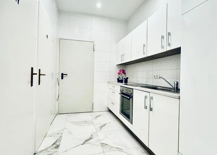 Private In Elegant 5-bedroom Near Kaufpark Alterlaa דירה
