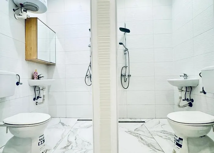 Private In Elegant 5-bedroom Near Kaufpark Alterlaa דירה
