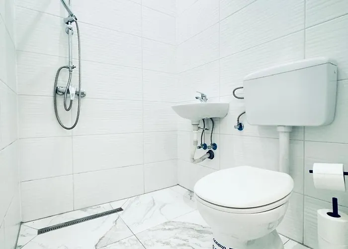 Private In Elegant 5-bedroom Near Kaufpark Alterlaa דירה וינה
