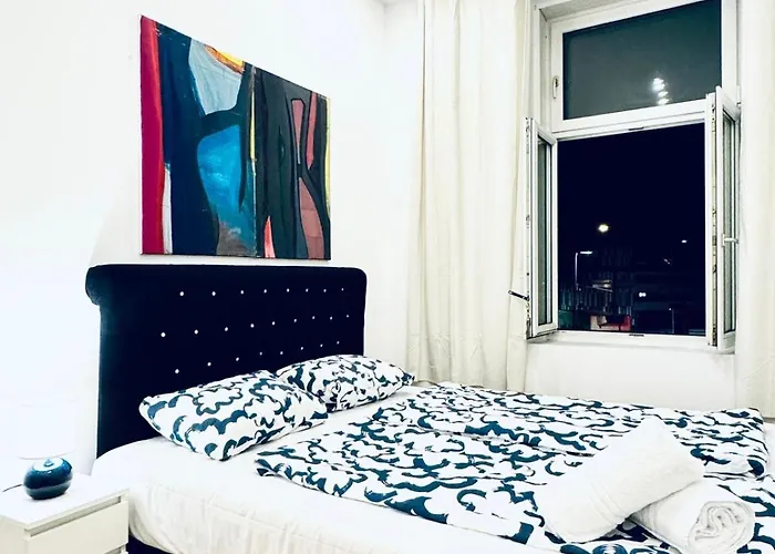 Private In Elegant 5-bedroom Near Kaufpark Alterlaa וינה