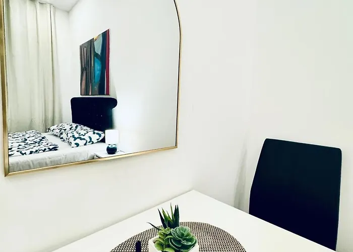 Private In Elegant 5-bedroom Near Kaufpark Alterlaa דירה וינה