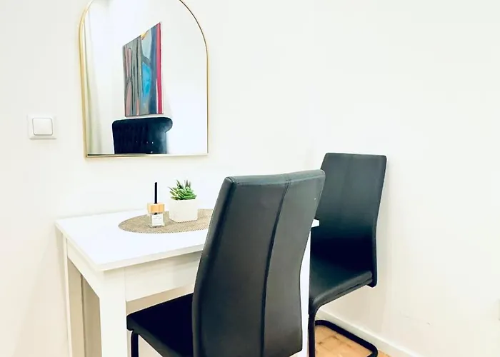 Private In Elegant 5-bedroom Near Kaufpark Alterlaa וינה
