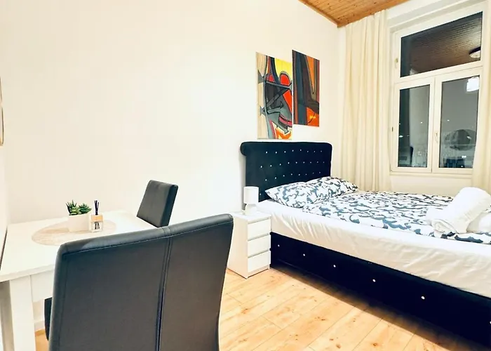 Private In Elegant 5-bedroom Near Kaufpark Alterlaa *
