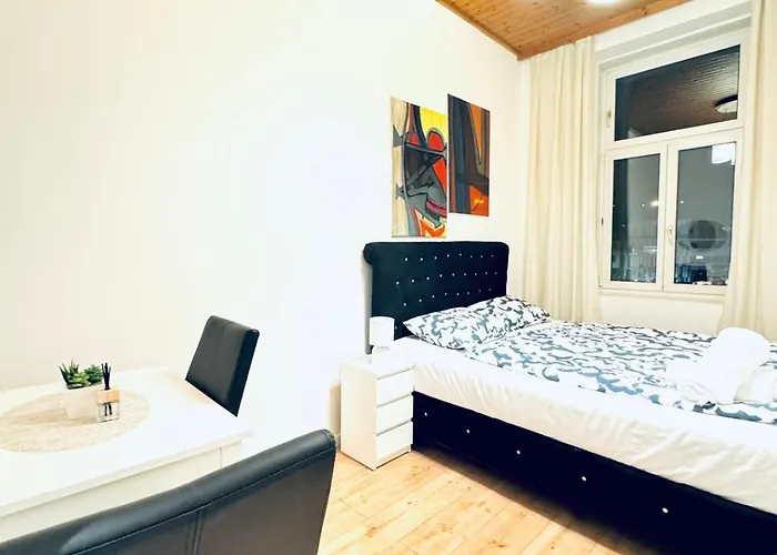 Private In Elegant 5-bedroom Near Kaufpark Alterlaa דירה *