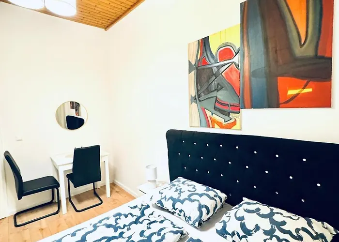 Private In Elegant 5-bedroom Near Kaufpark Alterlaa דירה