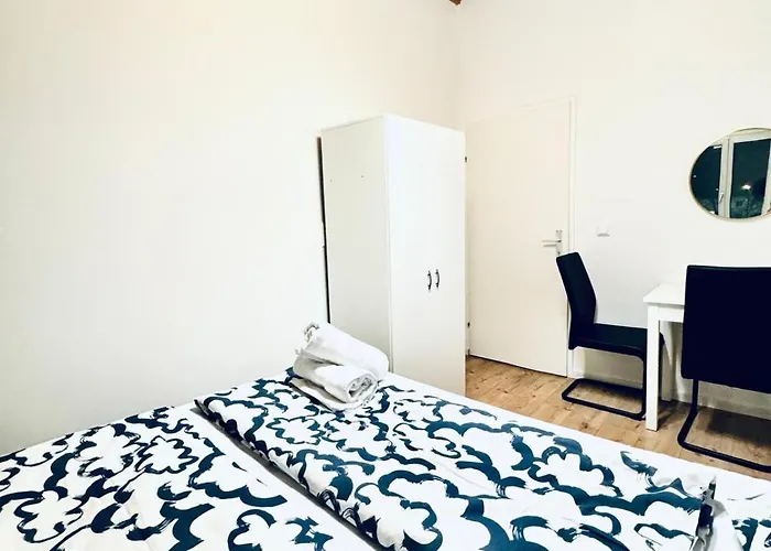 Private In Elegant 5-bedroom Near Kaufpark Alterlaa *