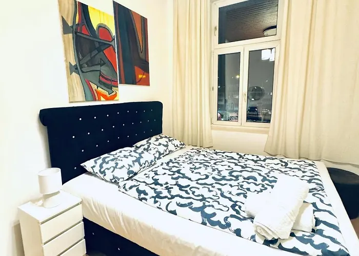 Private In Elegant 5-bedroom Near Kaufpark Alterlaa דירה