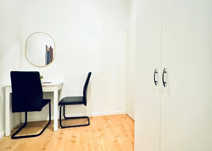 Private In Elegant 5-bedroom Near Kaufpark Alterlaa וינה
