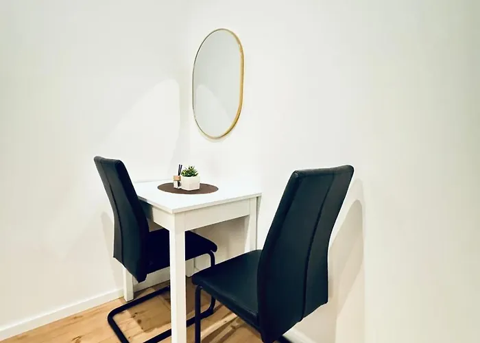 Private In Elegant 5-bedroom Near Kaufpark Alterlaa דירה *