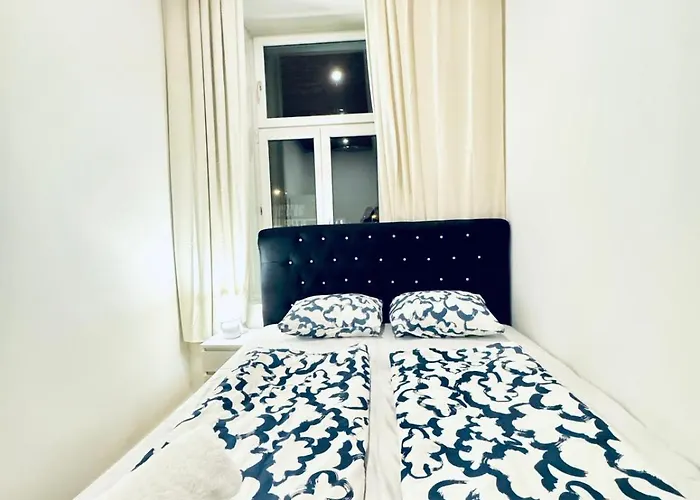 Private In Elegant 5-bedroom Near Kaufpark Alterlaa דירה וינה