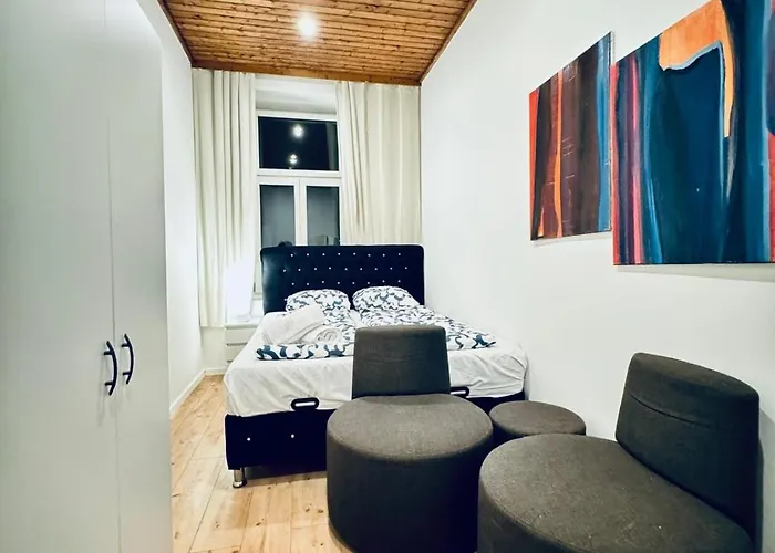 Private In Elegant 5-bedroom Near Kaufpark Alterlaa דירה