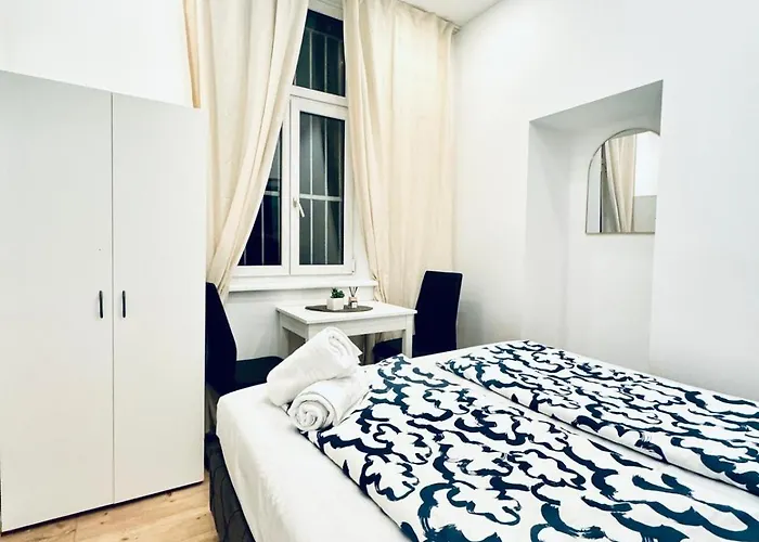 Private In Elegant 5-bedroom Near Kaufpark Alterlaa וינה