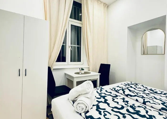 Private In Elegant 5-bedroom Near Kaufpark Alterlaa דירה וינה