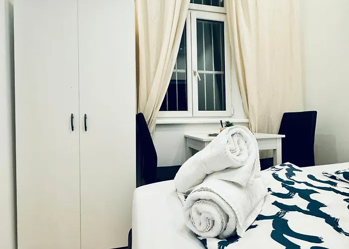 Private In Elegant 5-bedroom Near Kaufpark Alterlaa דירה וינה