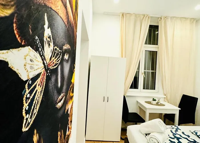 Private In Elegant 5-bedroom Near Kaufpark Alterlaa דירה *