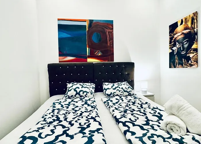 Private In Elegant 5-bedroom Near Kaufpark Alterlaa דירה