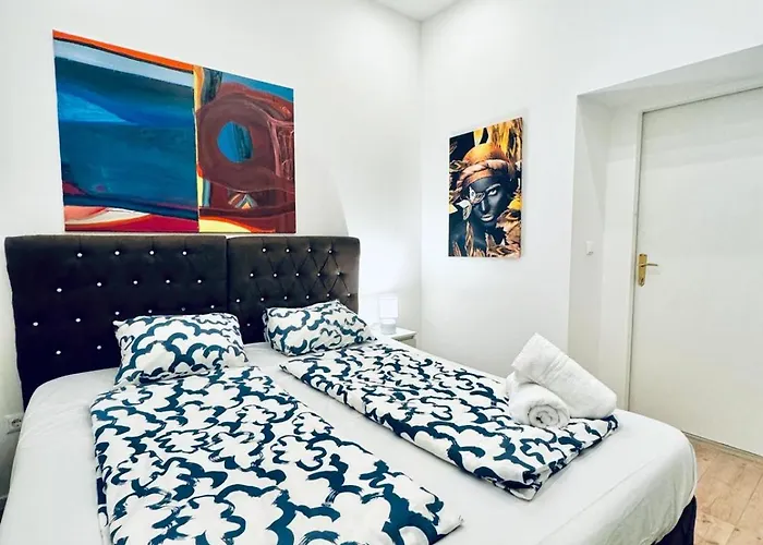 Private In Elegant 5-bedroom Near Kaufpark Alterlaa דירה *