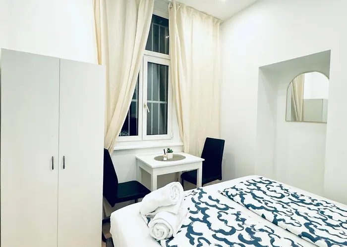 Private In Elegant 5-bedroom Near Kaufpark Alterlaa דירה *